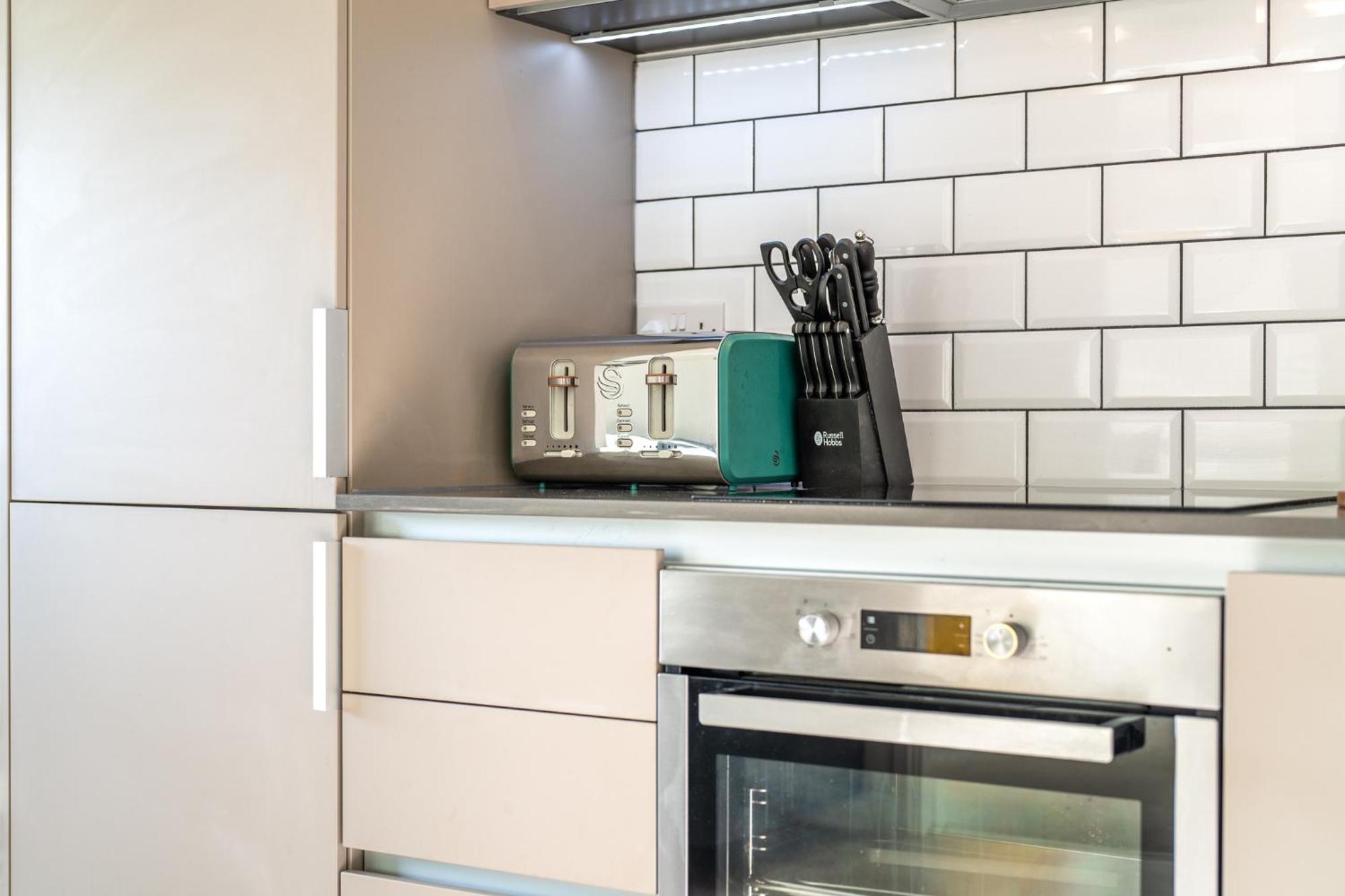 Luxury 1 Bedroom Serviced Apartment With Roof Terrace & Gym Stevenage Kültér fotó